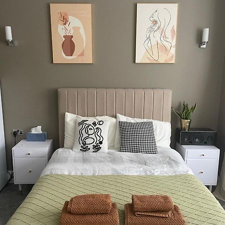 Modern Huge Double Room With Private Bathroom In Colindale エッジウェア エクステリア 写真