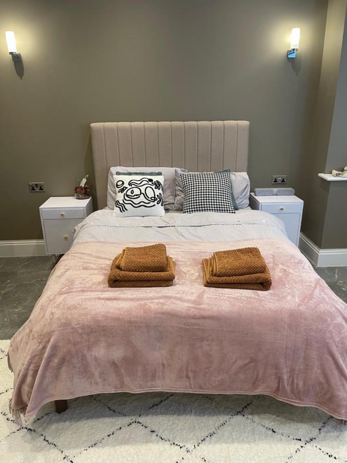 Modern Huge Double Room With Private Bathroom In Colindale エッジウェア エクステリア 写真