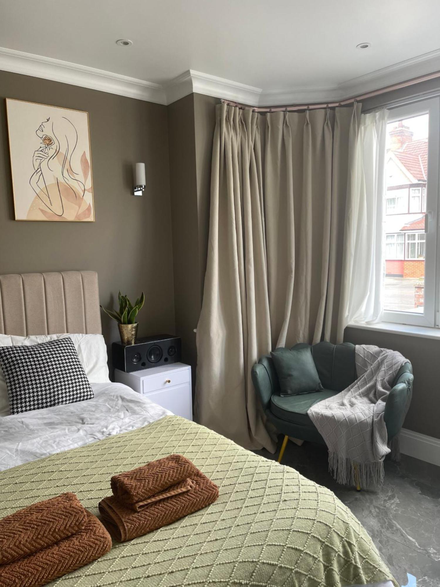 Modern Huge Double Room With Private Bathroom In Colindale エッジウェア エクステリア 写真